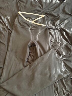 Gilly Hicks (Hollister) Flare Yoga Pants with White Crossover Waistband XXS